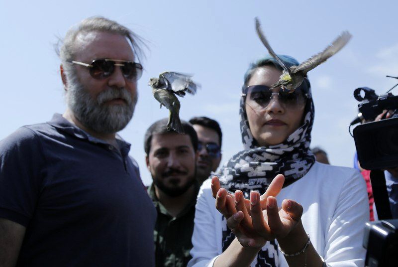 رهاسازی حیات وحش با حضور هنرمندان از جمله میترا حجار در پارک ملی خجیر